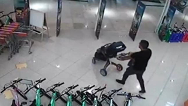 Нагла кражба на детска количка - вижте видеото, помогнете да хванат крадците