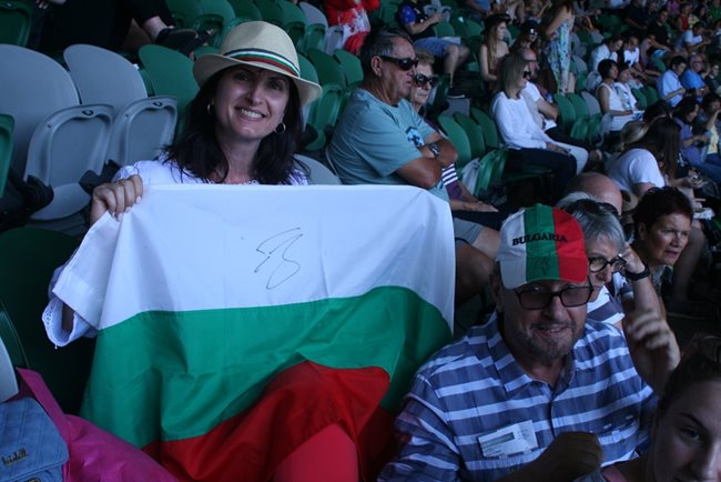 Ваня Дюлгерова с българско знаме, върху което има автограф на Григор. Снимки: Марин Манев