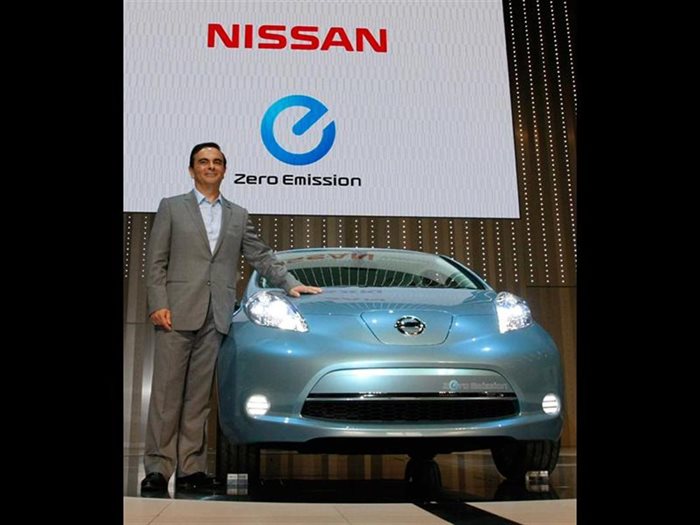 Босът на алианса Nissan-Renault Карлос Гон гордо позира пред революционния Leaf.

