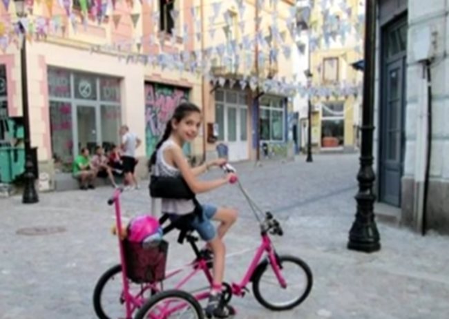Вики с откраднатия си велосипед СНИМКА: bTV