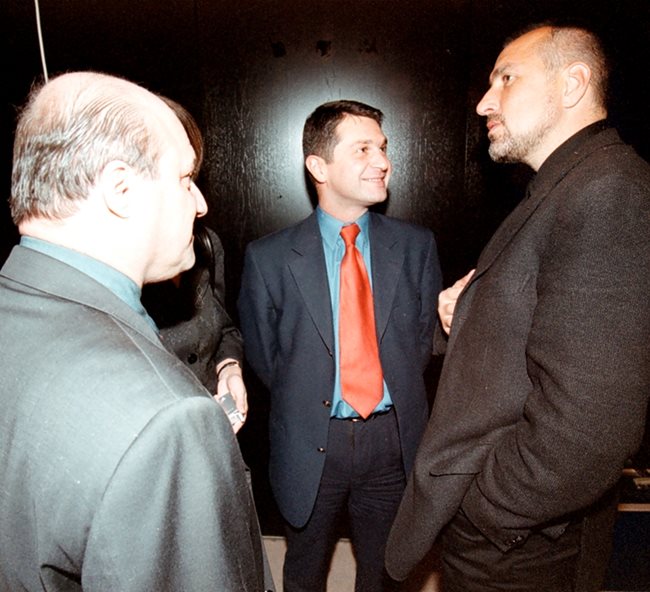 Борисов разговаря в НДК с журналиста Милен Цветков в нощта на изборите за президент на 18 ноември 2001 г.