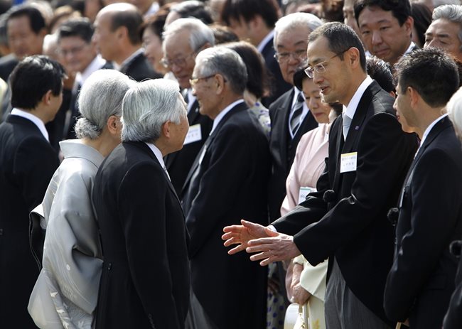 Професорът заедно с японската императорска двойка на тържествен прием в двореца в Токио.