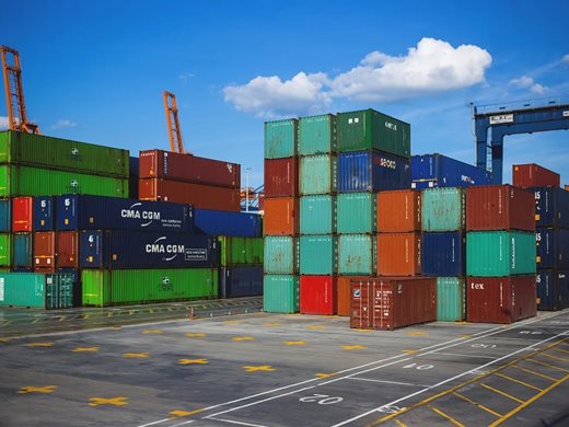 Китайският износ и внос са забавили спада си през март