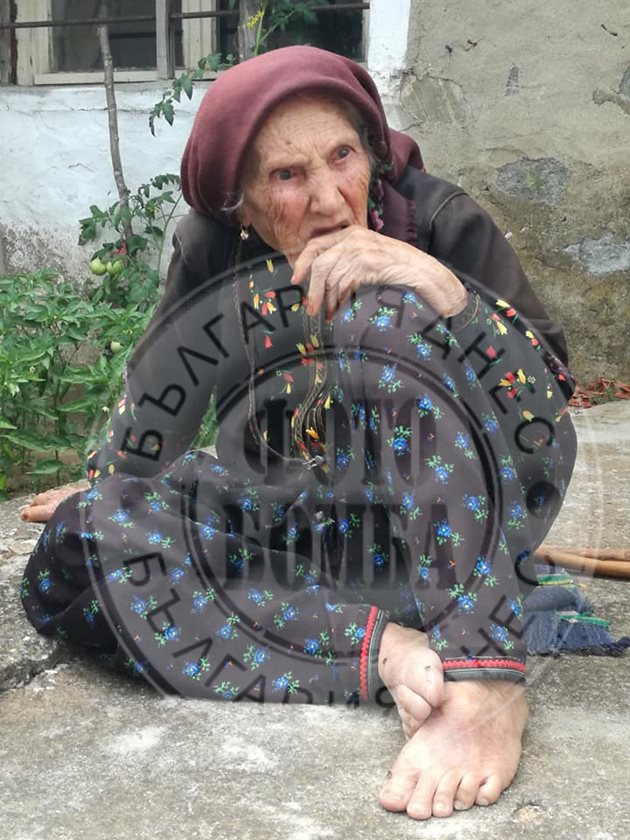 И на 103 г. баба Фатма има жив поглед, ходи боса и не престава да се движи