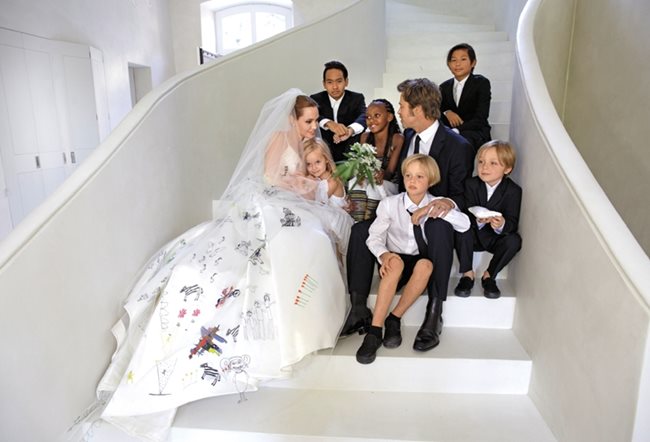 Анджелина и Брад на сватбата си с шестте си деца - Мадокс, който е осиновен от Камбоджа, Захара, която е осиновена от Етиопия, Пакс, осиновен от Виетнам, Шайло и близнаците Нокс Леон и Вивиен  Маршлин.