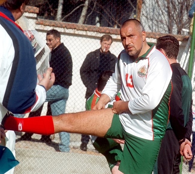Борисов се разтяга преди мач между политици и дипломати на 13 ноември 2002 г.