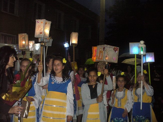 В тазгодишното шествие със запалени фенери по улиците на гълъбовското село Обручище се включиха около 40 ученици.