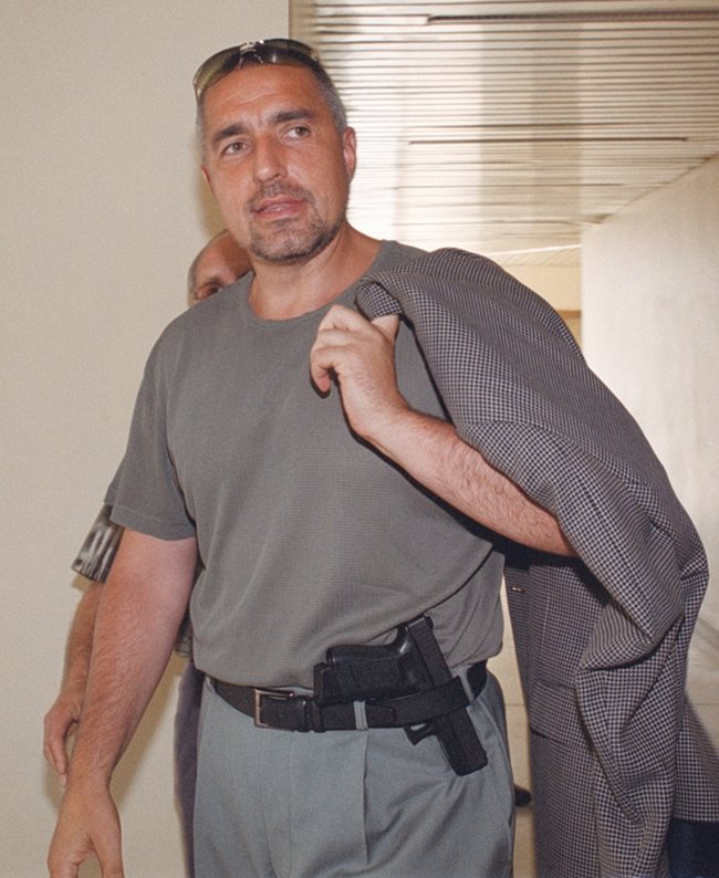 Борисов излиза от СДВР на 25 юни 2002 г. По това време е главен секретар на МВР и носи пистолет.