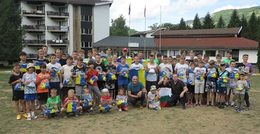 Украински деца в Рибарица със специални екипи от българските спортни журналисти (снимки)