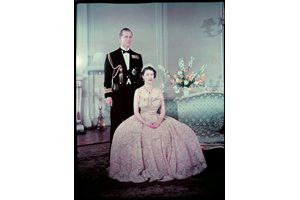 Кралица Елизабет II и принц Филип в Бъкингамския дворец през 1952 г.