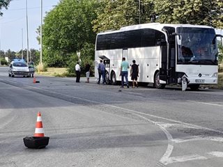 Мотопедист загина при катастрофа с автобус в Русе