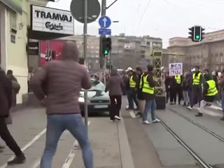 Момиче е тежко ранено, след като кола се вряза в протестиращи студенти в Белград