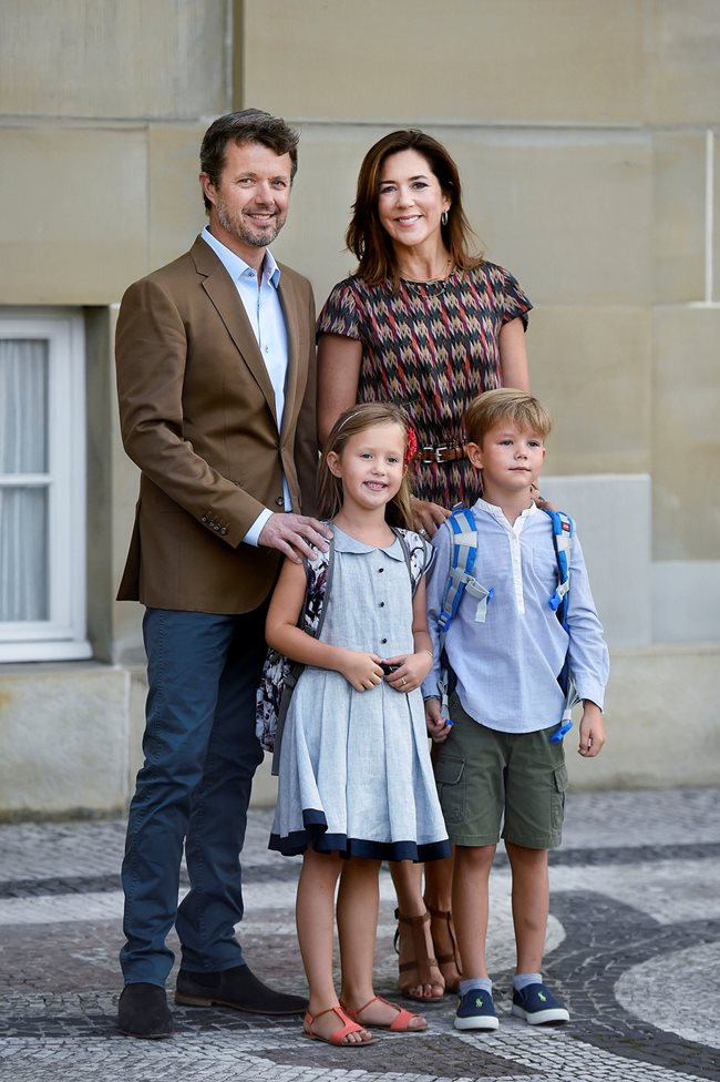 Датският престолонаследник принц Фредерик със съпругата си Мери и децата им Снимка: Ройтерс