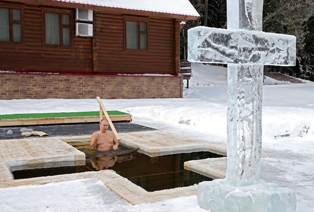 Путин се потопи в ледени води за руското Богоявление СНИМКА: РОЙТЕРС