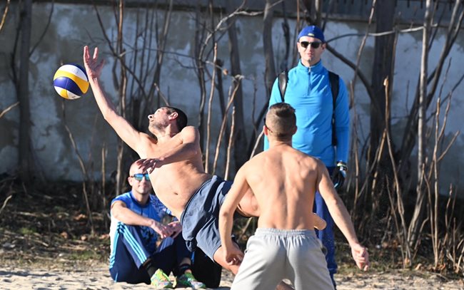 Варненци играят волейбол през декември
Снимки: Орлин Цанев