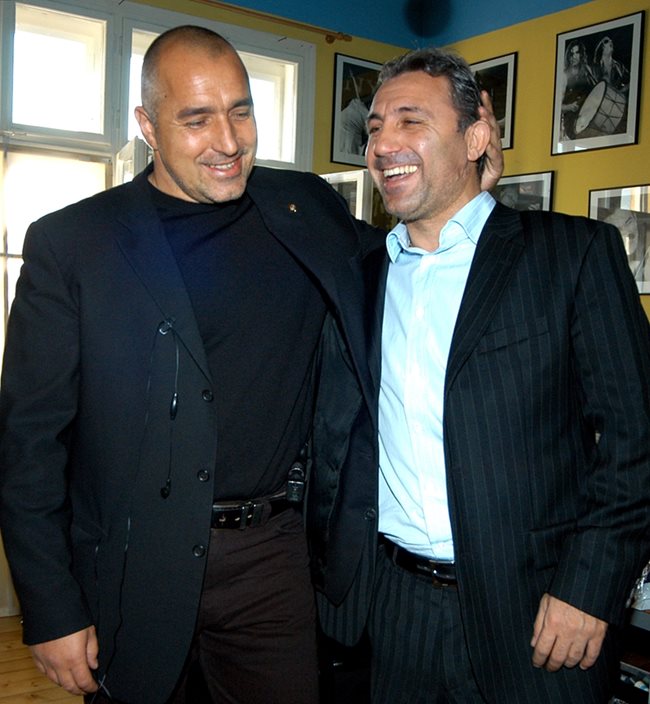 Борисов участва в благотворителен рекламен клип с Христо Стоичков на 17 ноември 2004 г.