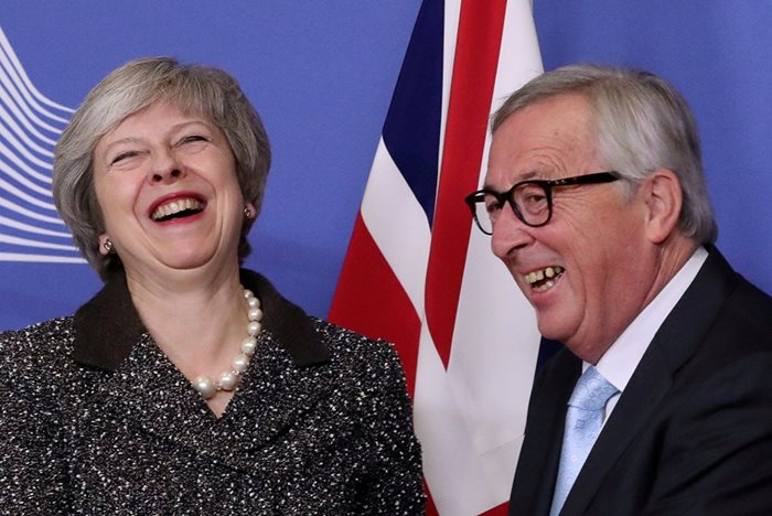 Британският премиер Тереза Мей дойде снощи в Европейската комисия, за да обясни обстановката в нейната страна и притесненията на парламента в Лондон СНИМКA: РОЙТЕРС