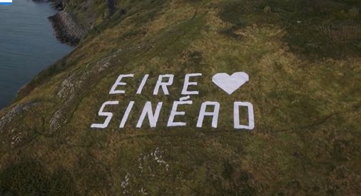 Почетоха Шиниъд О’Конър с огромен надпис край бреговете на Ирландия (Видео)