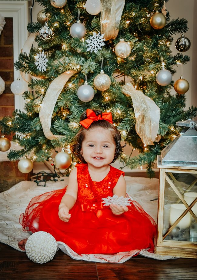 10-месечната София посреща първите си Коледа и Нова година пред елхата. Тя е родена в Атланта и расте под грижите на мама Андреа и татко Самуил Илкови. Снимката е изпратена от щастливите баба Лучия и дядо Любо от Пазарджик.