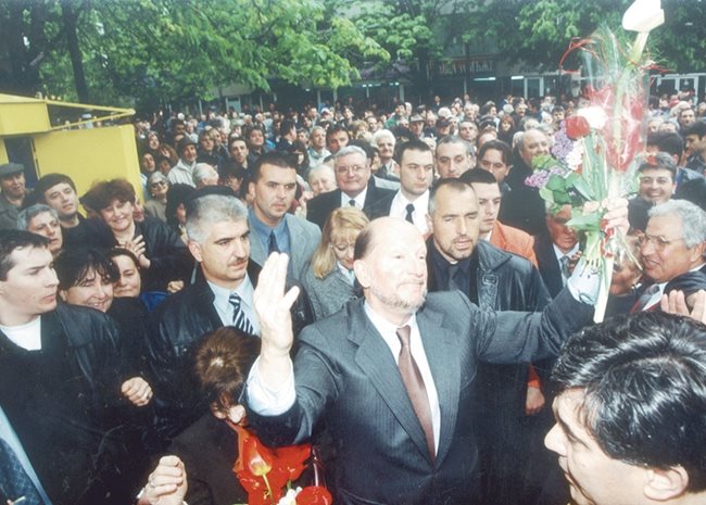 Борисов (вдясно) охранява Симеон Сакскобургготски в една от предизборните му обиколки преди да стане премиер. СНИМКА: АРХИВ