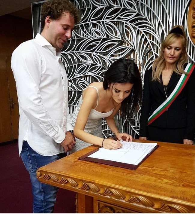 Младото семейство на церемонията по подписване на граждански брак. Снимки: Личните профили на Мона Недева и Радослав Гочев в инстаграм.