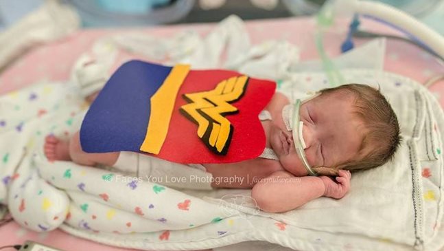 Болница облича като супер герои новородени, борещи се за живота си