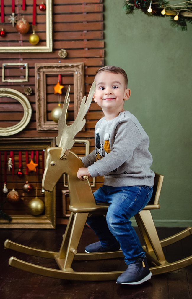Борислав от Добрич е почти на 3 години. Той и неговото семейство желаят успех и весели празници на всички читатели.
