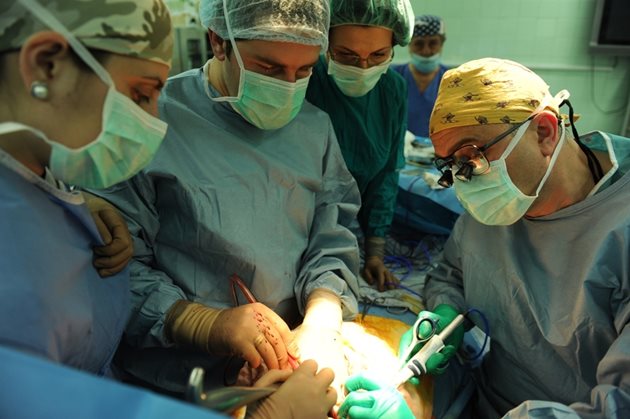 Проф. Никола Владов (вдясно) и екипът му по време на трансплантацията.  Снимка: ВМА