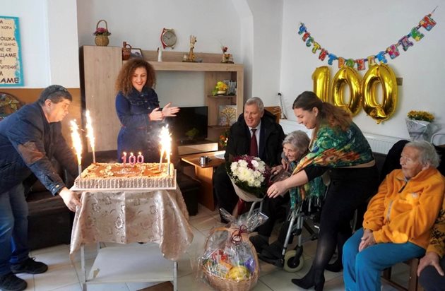 Надежда Георгиева от Дом за стари хора "Свети Димитър" - Разлог отпразнува своя 100-годишен юбилей.