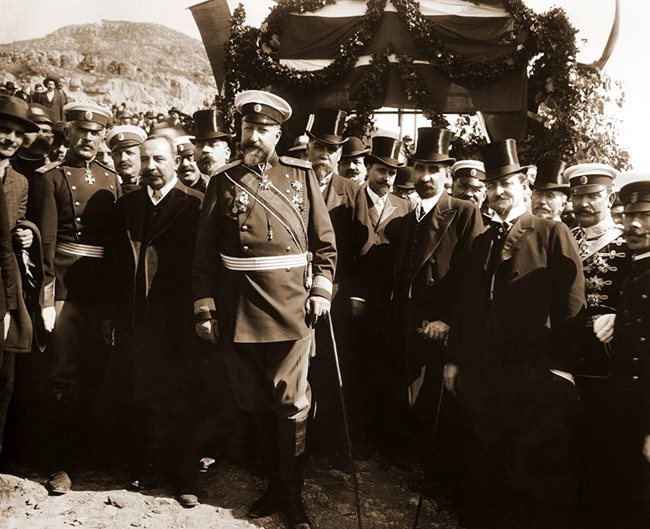 Фердинанд с правителството на Александър Малинов на път да обяви Българската независимост.