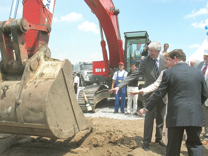 Първата копка на новата централа на Eй И Ес бе направена на 6 юни 2006 г. На нея присъстваха министърът на икономиката и енергетиката Румен Овчаров и американският посланик в София Джон Байърли.