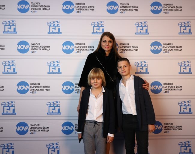 Христина Апостолова със синовете си Димитър Рачков-младши (вдясно) и Петър Милошев-Пепе
