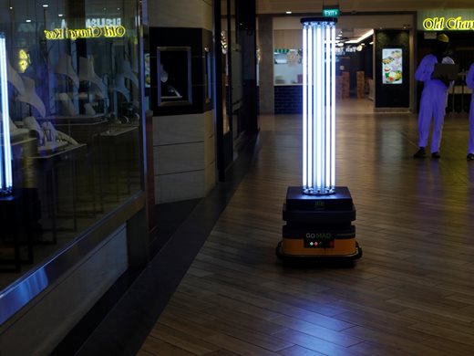 Робот се бори с коронавируса в сингапурски мол (Снимки)