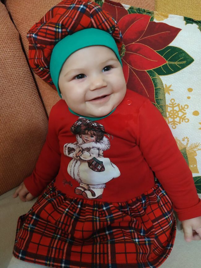 “С тази усмивка на умиление ви поздравява чаровната Радина от Пловдив, която е в очакване на първото си Рождество Христово!”, пише ни Кристина Палашева.