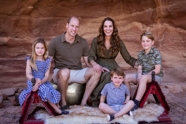 Принц Уилям и съпругата му Кейт Мидълтън заедно с трите им деца.

