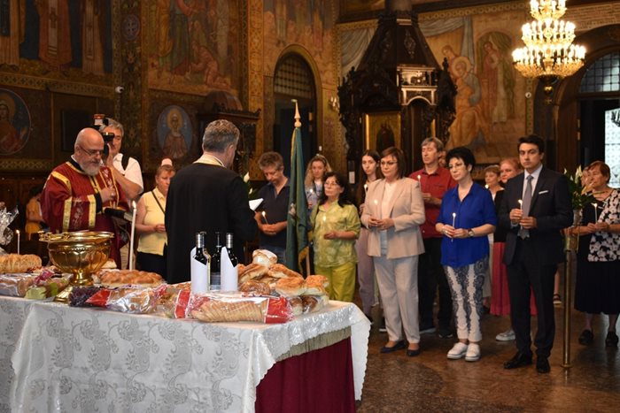 Министърът на икономиката и индустрията Корнелия Нинова присъства на благодарствен молебен в столичния храм „Света Неделя“ по случай професионалния празник на хлебопроизводителите и сладкарите.