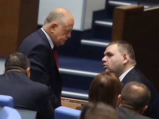 ДПС и ГЕРБ искат Атанасов да се върне, за да подготви реформата в службите за след края на войната (Обзор)
