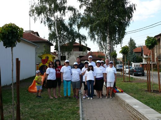 „Герои в зелено“ на Пощенска банка участват в проект за облагородяване на град Самоков