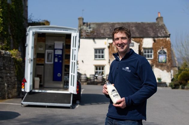 Бен Спенс пред мобилния магазин, с който доставя мляко на съседните села