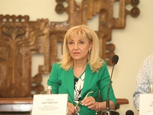 Петя Аврамова: Ремонтът на "Струма" ще струва 1 800 000 лева