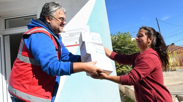 Доброволци от БЧК раздават хигиенни материали в ромските махали на Монтана