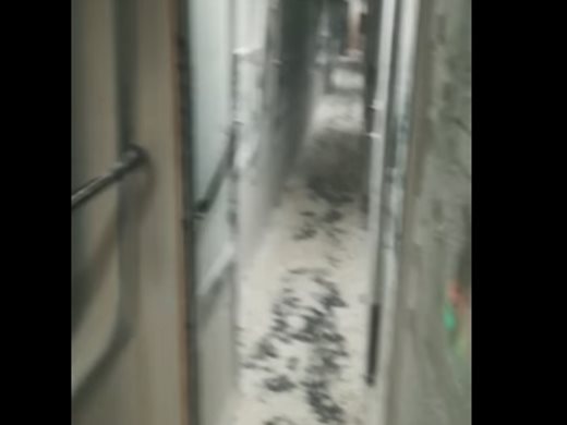 Смразяващо пътуване: Сняг довя и вътре във влака Варна - София (Видео)