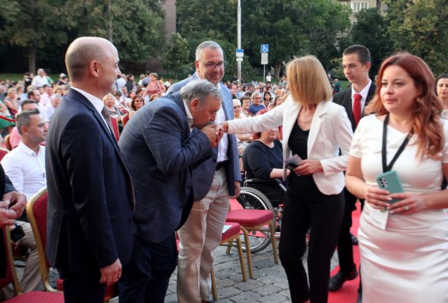 Шефът на столичния противоепидемиологичен щаб Тодор Кантарджиев целува ръка на кмета Йорданка Фандъкова.
