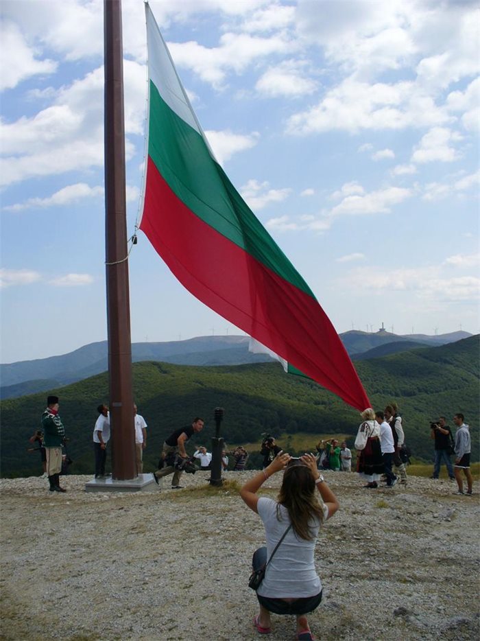 Шестметров национален флаг на връх Шипка.