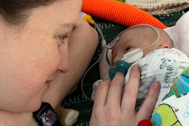 Бебето с майка му, когато за него е намерено подходящо донорско сърце. Снимката е направена от болницата Duke Health, където е извършена операцията.