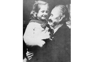Една от най-популярните снимки на Стоянов е с Георги Димитров, който е гушнал малката Нушка Григорова.