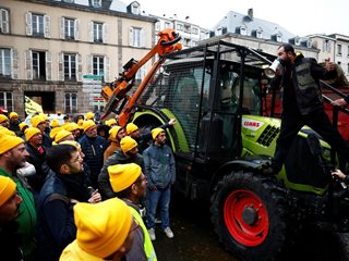 Протестите на фермери във Франция се разрастват (Снимки)