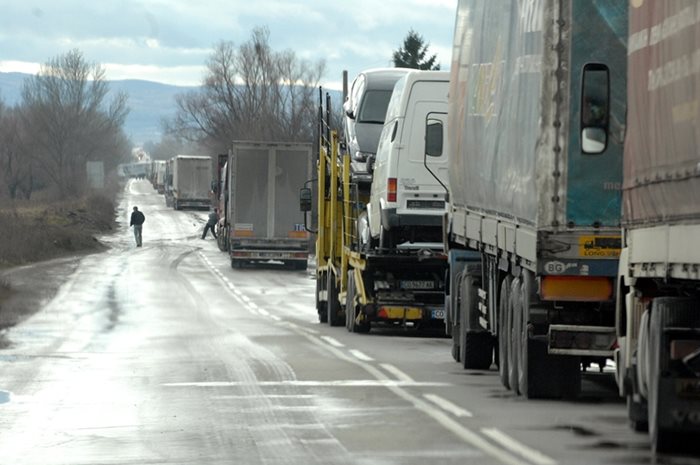 Отпадат забраните за тирове в петък и в неделя.