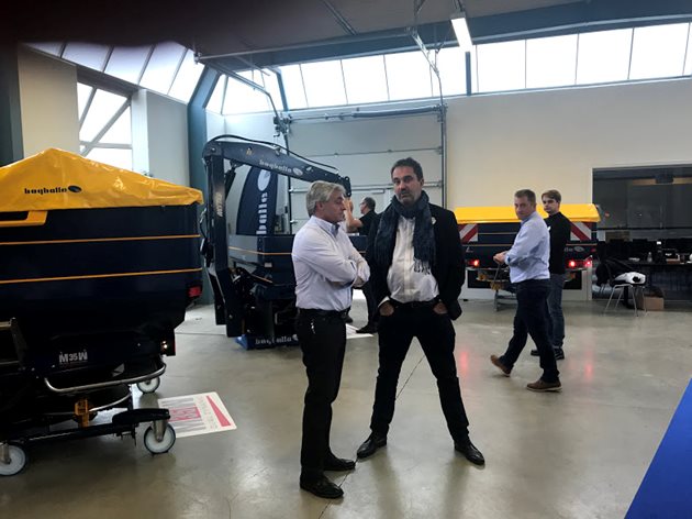 Собственикът на компанията Нилс Ларсен (вляво) лично обясняваше на всички присъстващи подробностите за новите машини