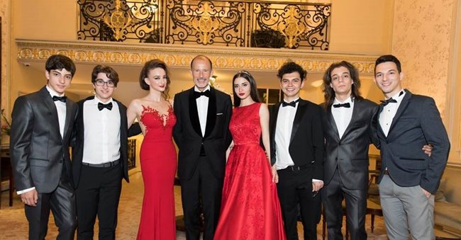 Княз Кирил и Деси Тенекеджиева заедно с наградените таланти на фондация "Стоян Камбарев"